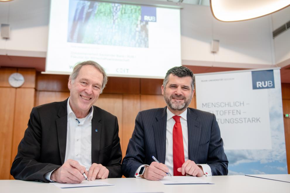 Axel Schölmerich und Fernando Silva unterzeichnen die Kooperation.