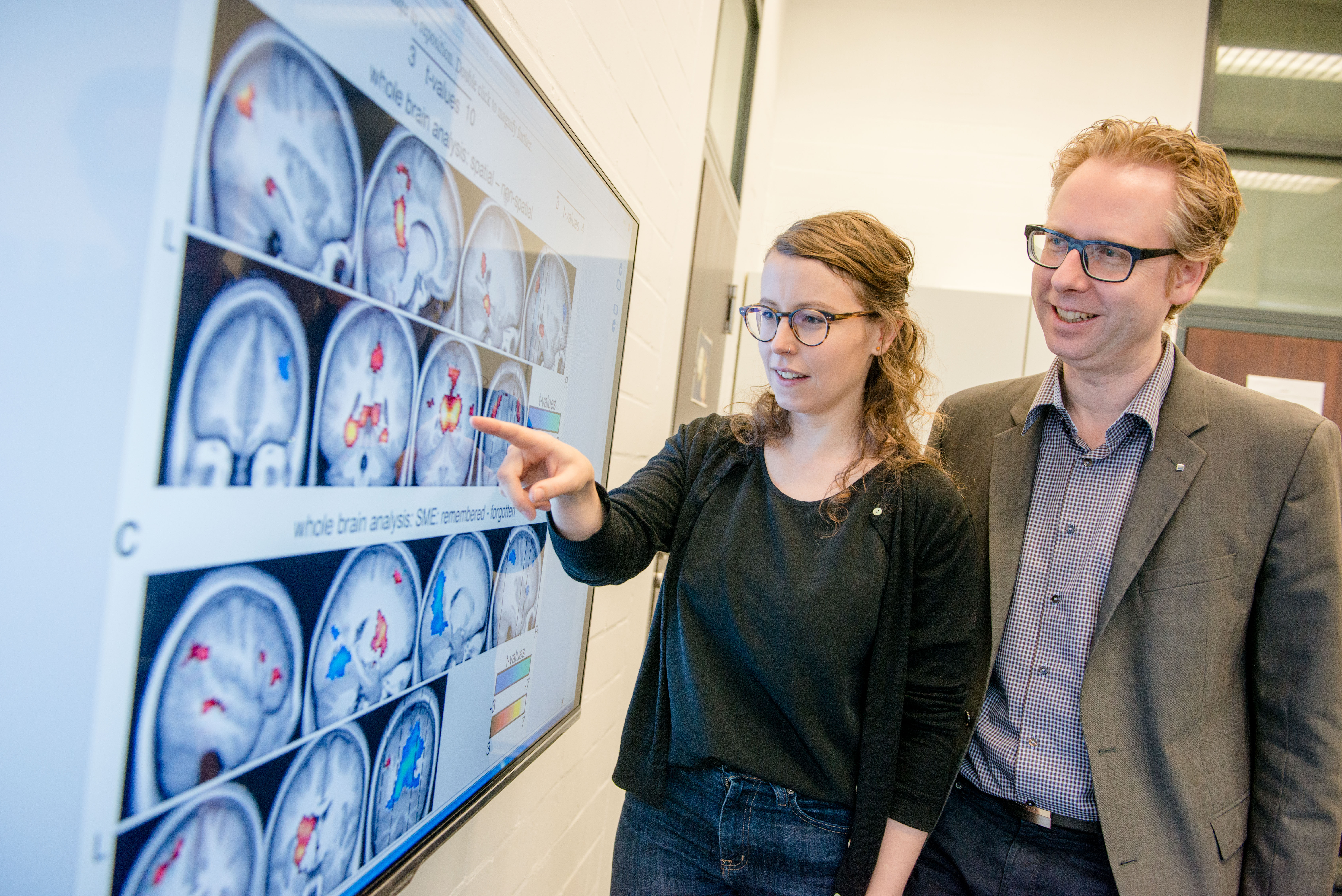 Two researcher analyse pictures of the brain 
