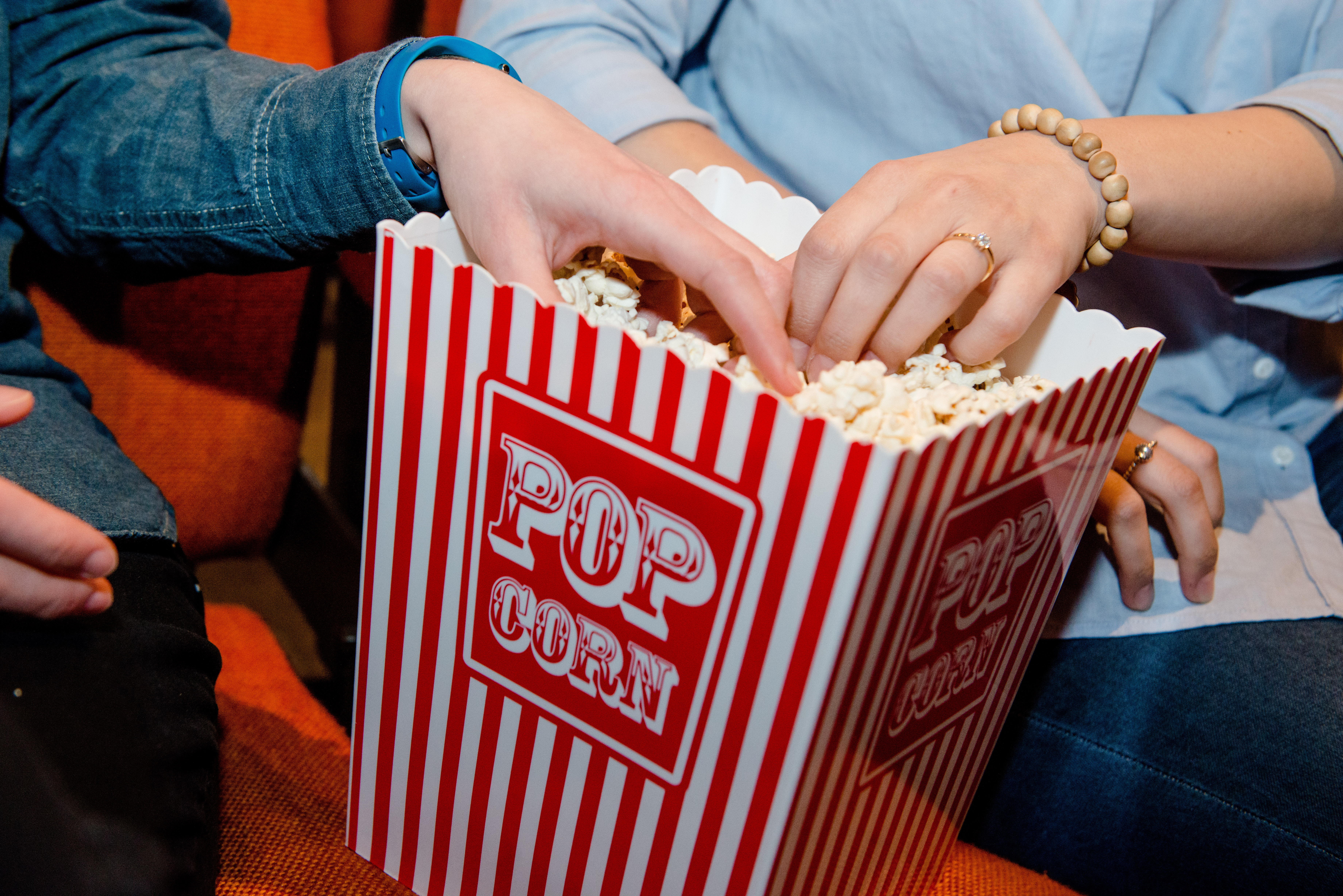 Hände in Popcorn-Tüte