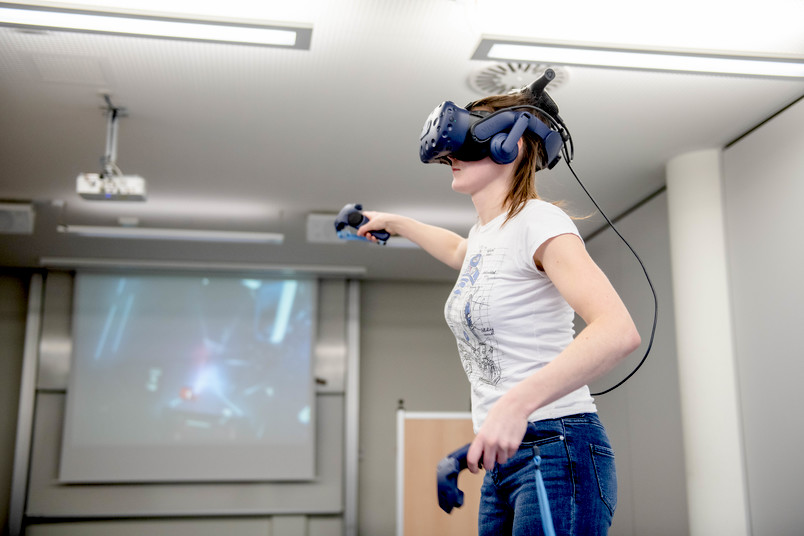 Studentin mit VR-Brille