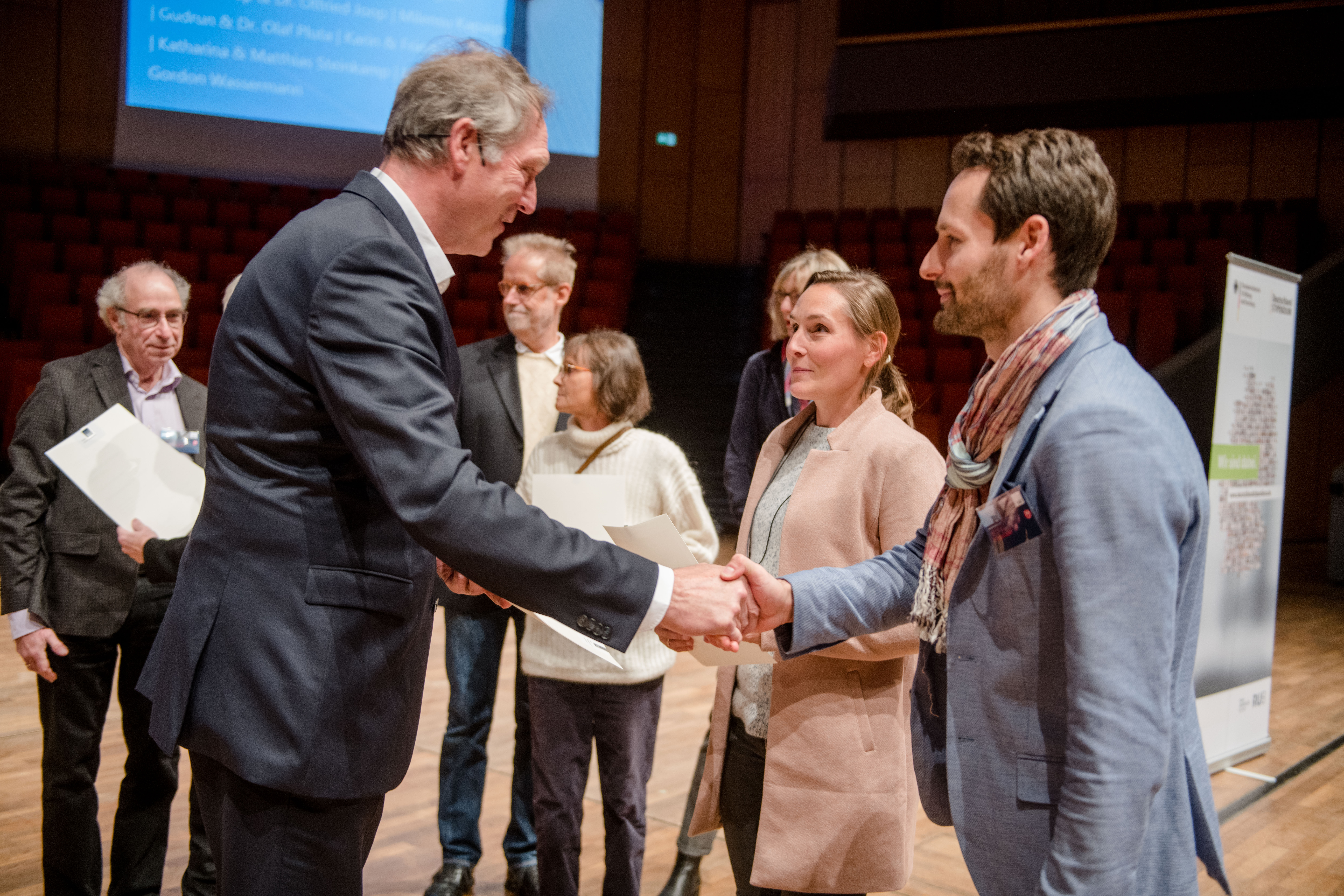 Rektor der RUB dank den Spendern des Deutschlandstipendiums 2019