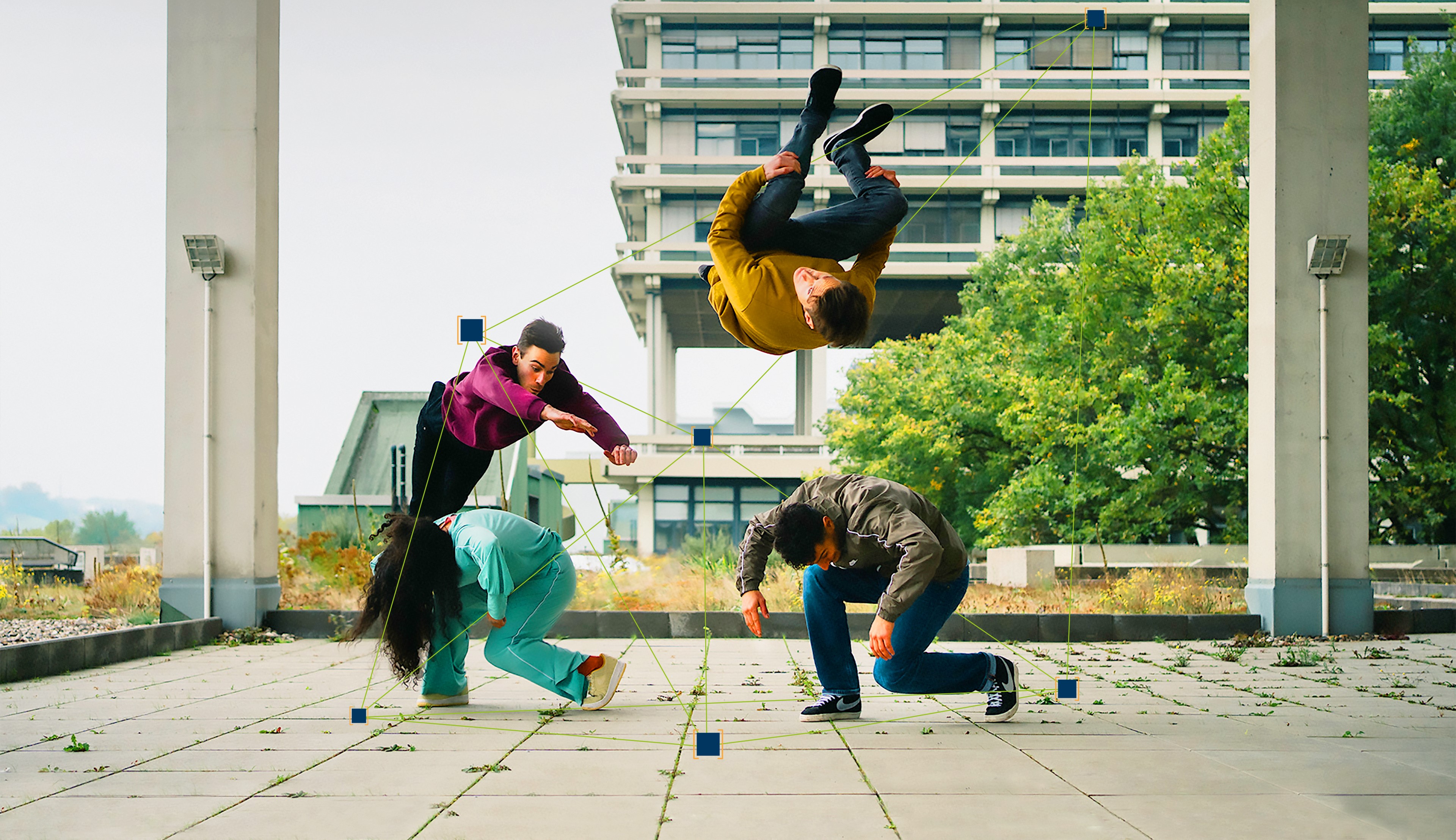 Vier Personen vom Bochumer Verein Urbanatix machen Parkour-Übungen auf dem Campus der RUB.