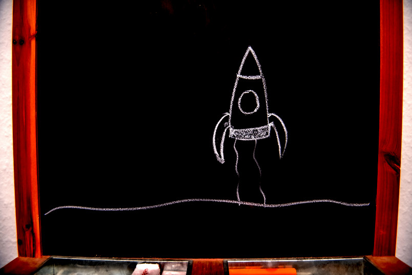 Tafel mit gemalter Rakete