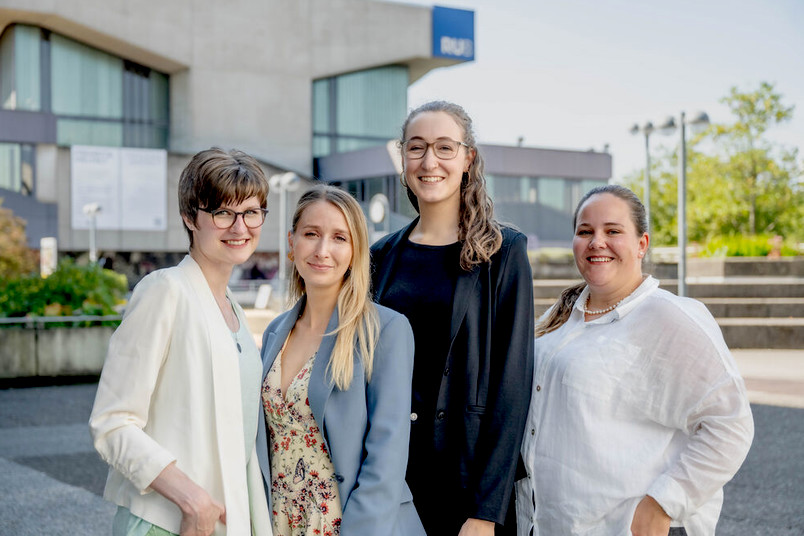 Studentinnen stehen nebeneinander