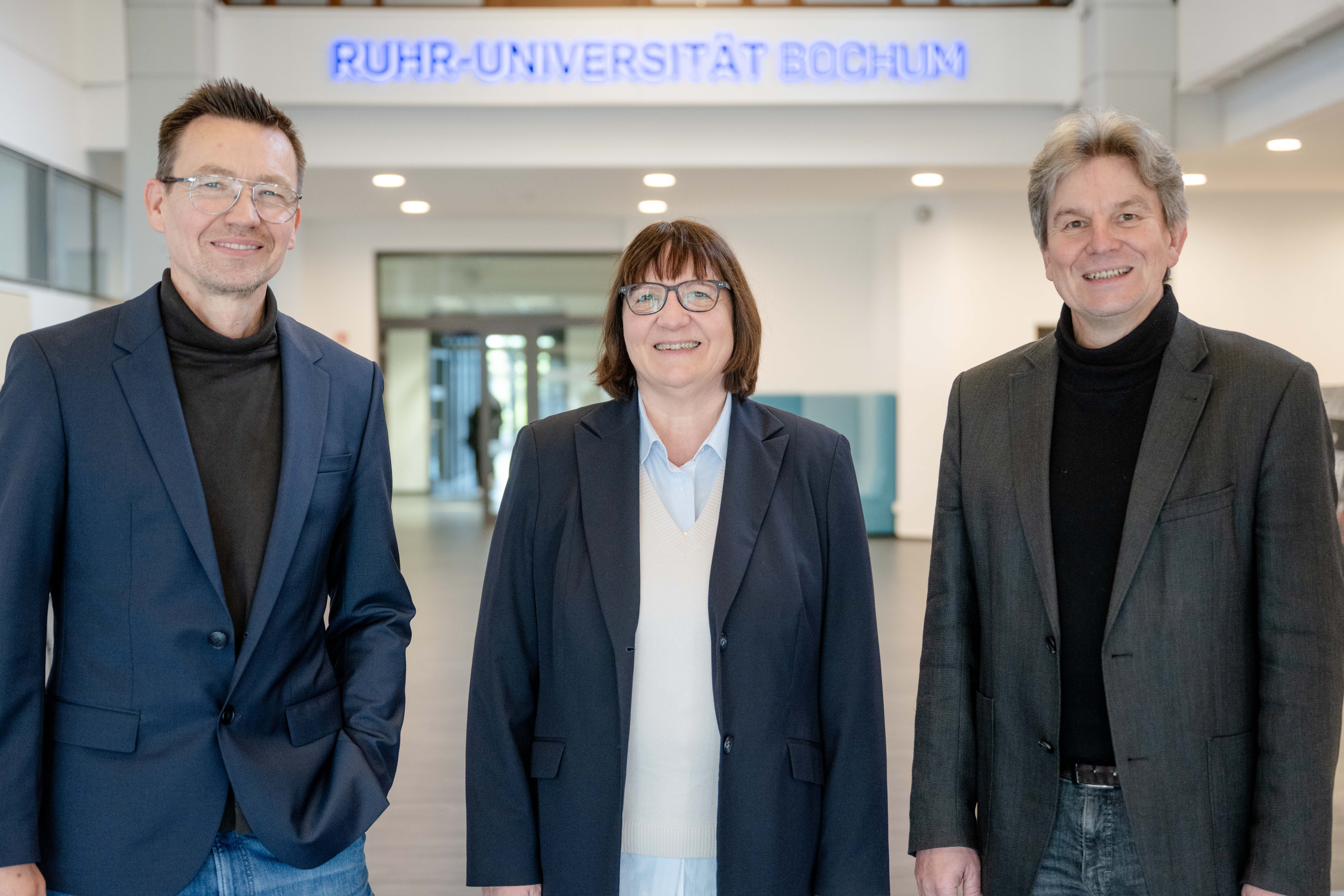 Holm Zähres, Beate Brand-Saberi und Studiendekan Thorsten Schäfer von der Medizinischen Fakultät der Ruhr-Universität freuen sich über das neue Double-Degree-Abkommen (von links).