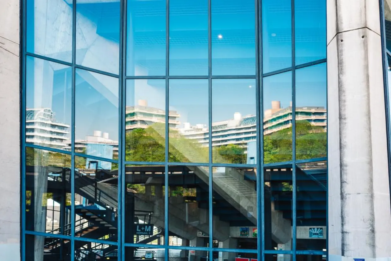 Spiegelung in den Fenstern des Audimax