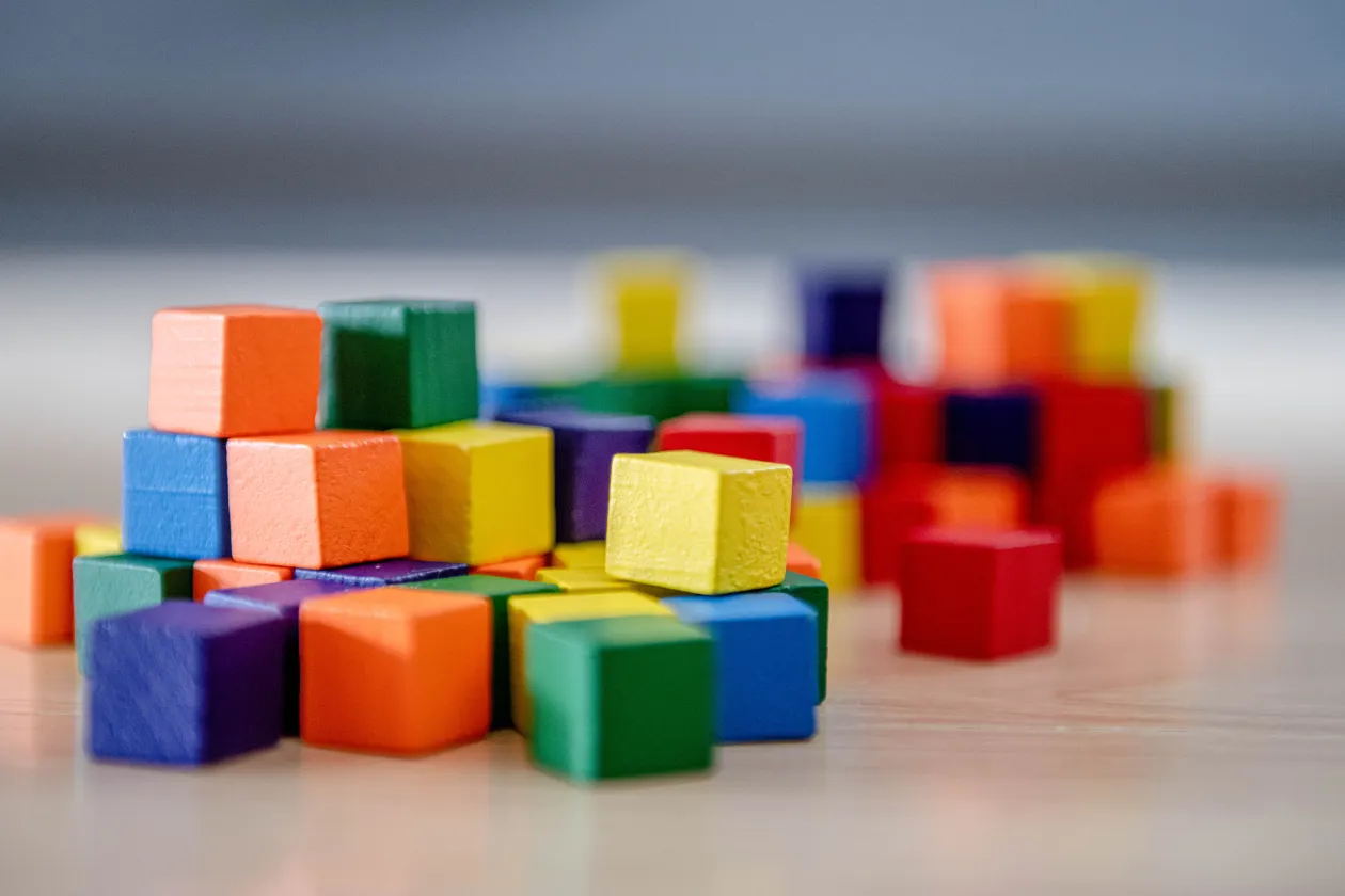 Bunte Holzklötze als Sinnbild für Diversität
