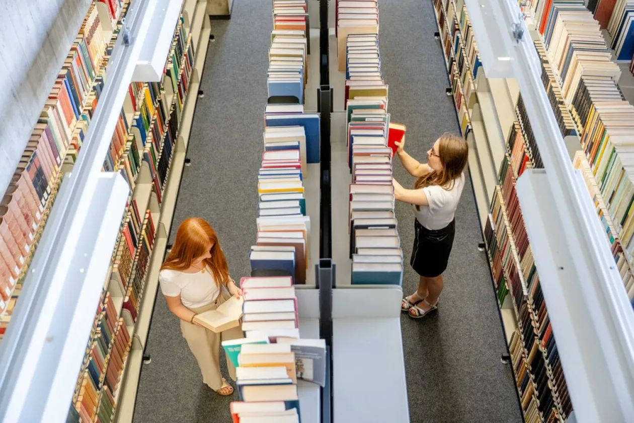 Studierende in der Bücherei