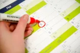 Rote Markierung wird in einem Kalender eingetragen