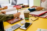 Studierenden lernen am gelben Tisch