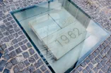 Der Grundstein der RUB mit den Jahreszahlen 1962 und 1990 und 2015