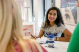 Studentin in der Cafeteria