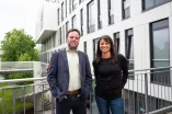 Forscher und Studentin
