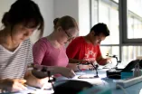 Studierende arbeiten