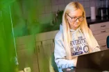 Studentin lernt am Laptop