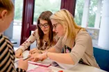 Studentinnen lernen gemeinsam. 