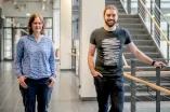 Wissenschaftlerin und Wissenschaftler stehen nebeneinander