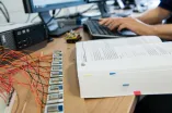 Platinen, Kabelgewirr und eine Computertastatur