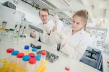 Zwei Studierende im Labor beim Pipettieren 