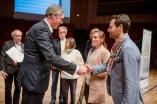 Rektor der RUB dank den Spendern des Deutschlandstipendiums 2019
