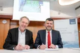 Axel Schölmerich und Fernando Silva unterzeichnen die Kooperation.