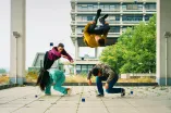 Vier Personen vom Bochumer Verein Urbanatix machen Parkour-Übungen auf dem Campus der RUB.