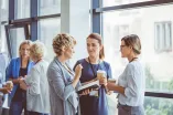 Gruppe von Frauen im Gespräch während einer Seminarpause.