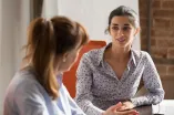 Eine Juniorprofessorin im Gespräch mit ihrer Mentorin.