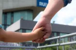 Kinderhand auf dem RUB-Campus