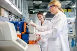 Zwei Studentinnen im Labor der Biopsychologie