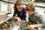 Forscherin und Forscher an der Elektronenspinresonanz im Labor