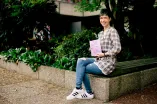 Studentin hält ein Buch