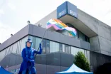 Stelzenläuferin mit Regenbogenfahne