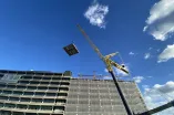 Abheben einer Deckenplatte über der Ebene 6