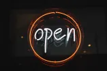 Neonschild mit der Aufschrift "Open"