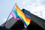 Regenbogenflagge weht vor dem RUB-Schriftzug 