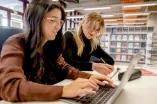 Zwei Studentinnen in der Unibibliothek
