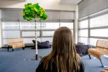 Junge Frau im leeren Raum der Stille