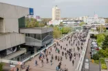 Blick von oben auf die Unibrücke mit Studierenden
