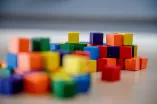 Bunte Holzklötze als Sinnbild für Diversität