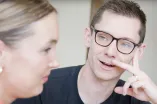 IT specialist Jonas in conversation with Uta from the Chair of Labor Organisation and Business Psychology.