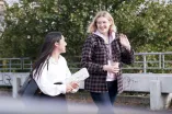 The picture shows Yasmina and Maike out and about on the Ruhr University campus.
