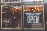Fenster mit Open-Schild
