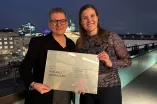 Isolde Karle und Alexandra Wassermann nahmen das Zertifikat entgegen