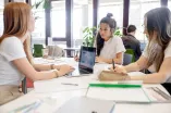 Studentinnen lernen gemeinsam. 
