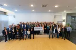 Foto: Gruppenfoto der Fördernden des Deutschlandstipendiums. Die Personen in der Mitte der Gruppe tragen das Banner mit dem Logo des Deutschlandstipendiums.