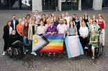 Eine große Menschengruppe steht vor dem Audimax. Einige halten Regenbogenfahnen in den Händen. Im Vordergrund ist Frau Karle, Prorektorin für Diversität, Inklusion und Talententwicklung zu sehen.