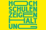 Grafische Darstellung des Claims Hochschulen zeigen Haltung als grüner Schriftzug auf gelbem Grund. 