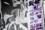 Eine Reproduktion der „Guernica“ von Pablo Picasso findet sich an der Universitätsbibliothek (Nordseite).