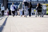 Menschen aus der Entfernung von hinten auf der Unibrücke
